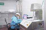 ??在國內(nèi)醫(yī)用防護服緊缺的緊急情況下，新鑫公司當即轉(zhuǎn)產(chǎn)，生產(chǎn)醫(yī)用防護服、靴套、熔噴布等緊缺防疫物資。